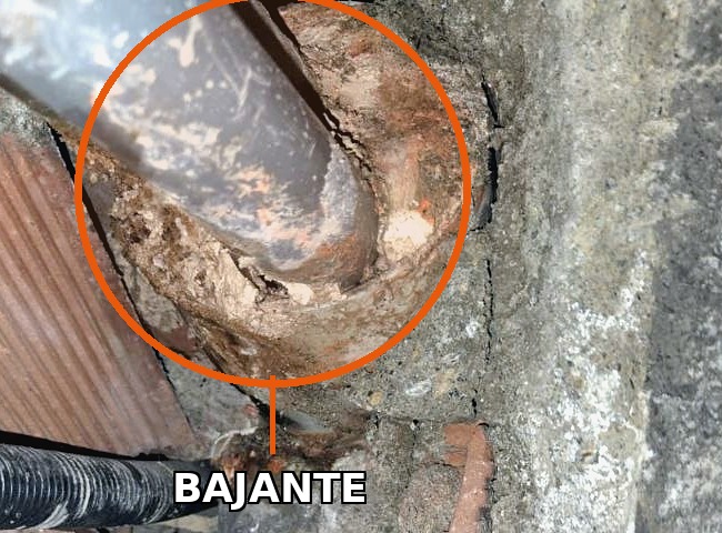 Bajante antigua descubierta durante una reforma en Barakaldo — posible fibrocemento