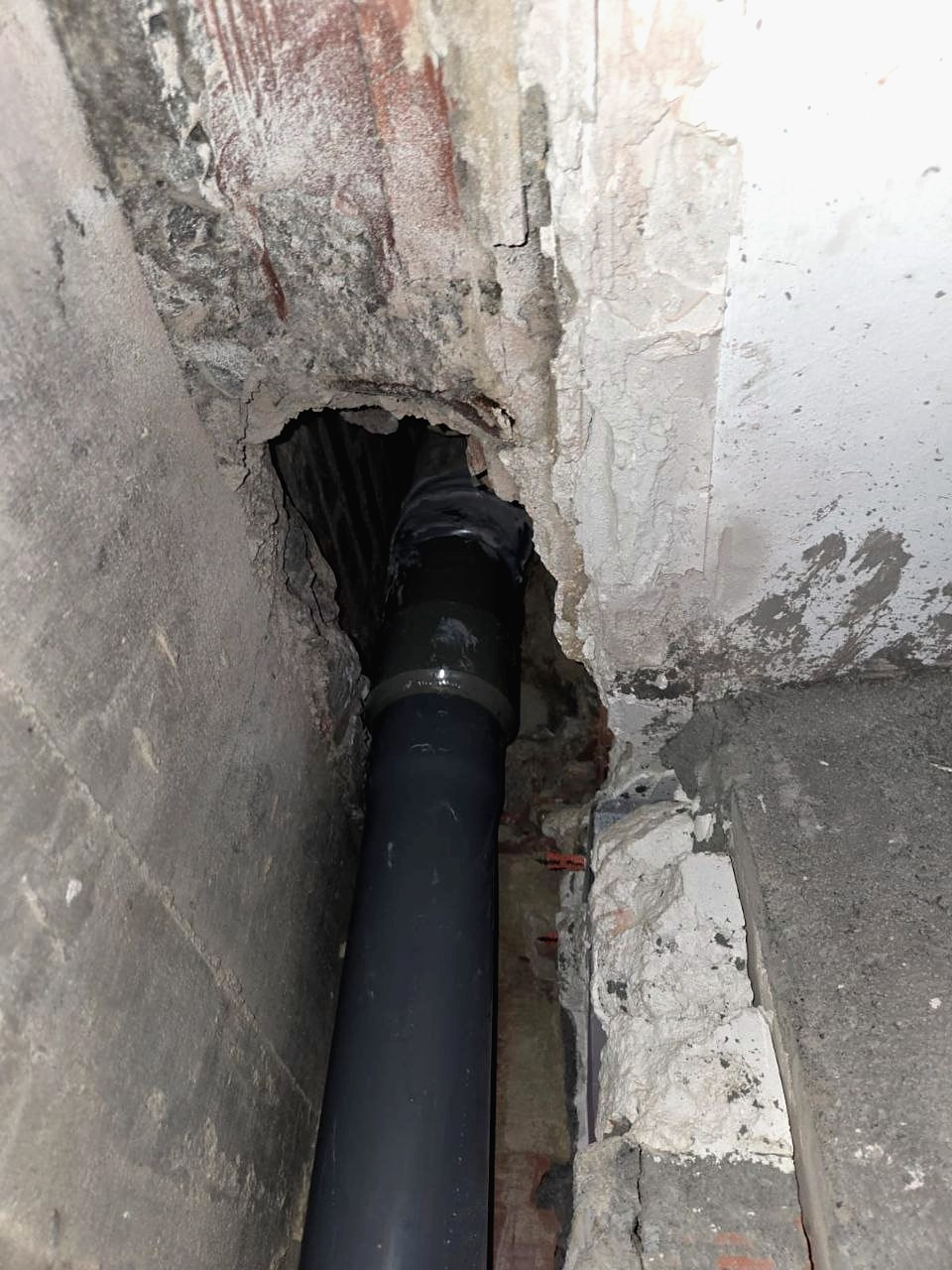 Bajante nueva de PVC instalada tras retirar el tramo de fibrocemento